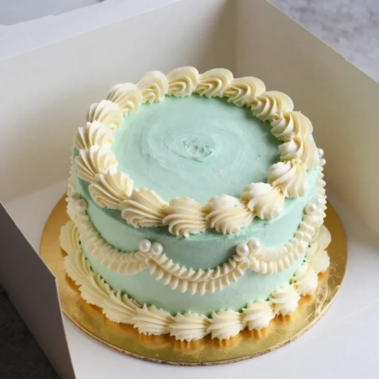 Bolo verde decorado com temas de aniversário, fácil de preparar e ideal para celebrações.